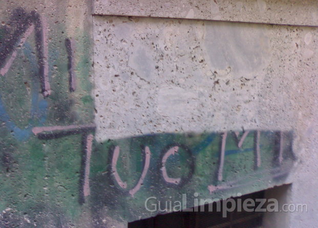 Limpieza Grafiti en mármol travertino 