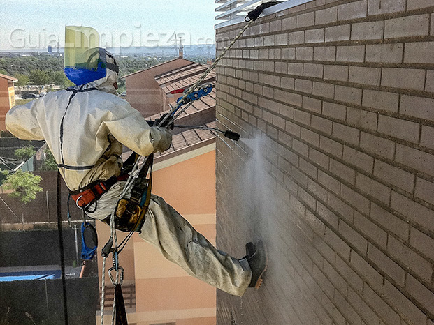Limpieza de fachada ladrillo visto con acido clorhídrico y aclarado con maquina de agua a presión