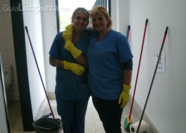 Dos mujeres de nuestro equipo de limpieza