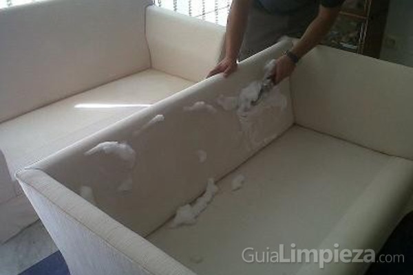 Con qué limpiar un sofá de cuero correctamente