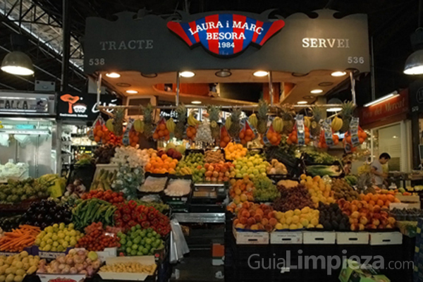 El Mercado de La Boqueria de Barcelona se limpia como la NASA