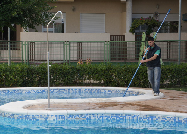 Limpieza piscinas.