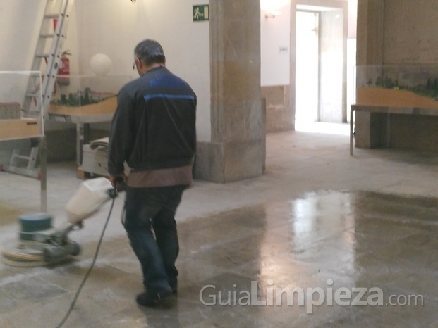 Fregado de suelos con maquina rotativa.