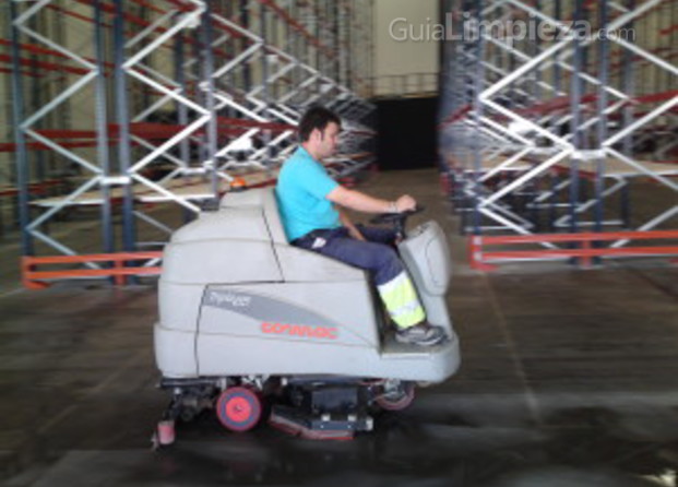 Fregadora hombre a bordo
