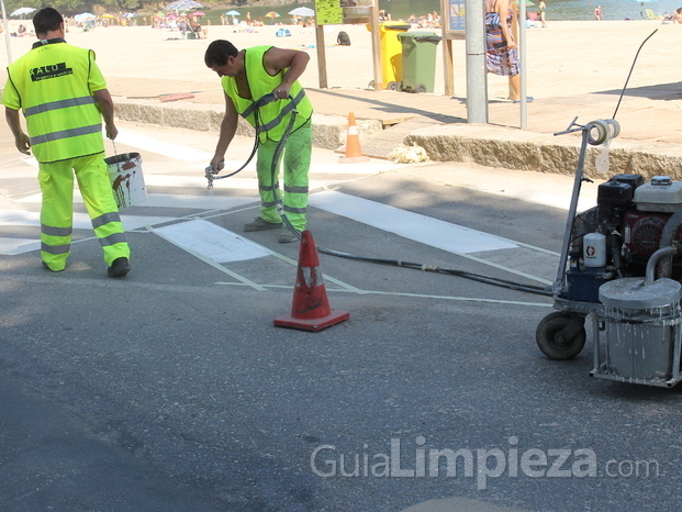 Señalización vial acceso a playa