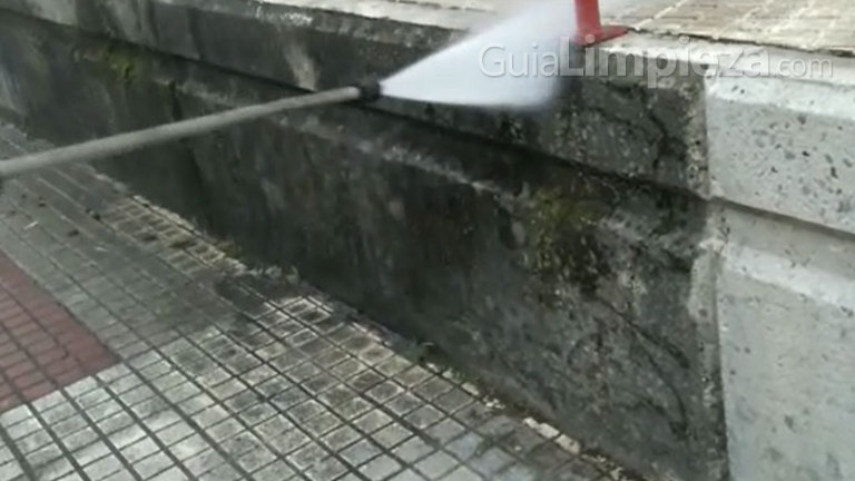 Limpieza de muros con agua caliente a presión