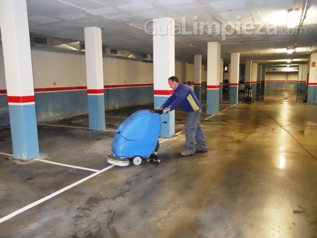 Limpieza de parking con máquina manual