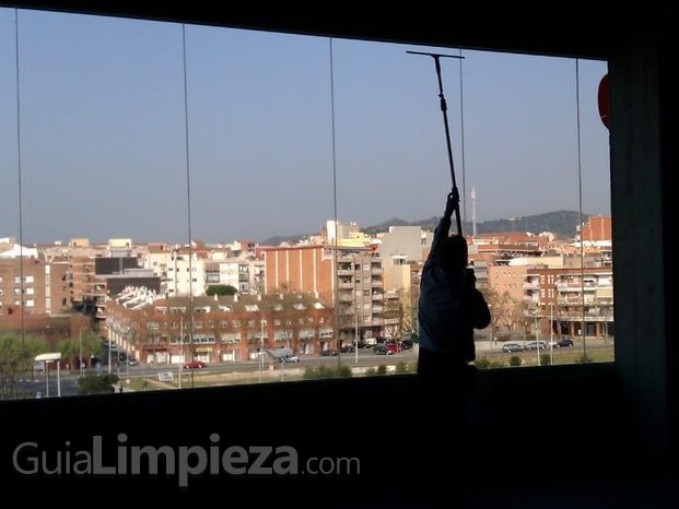 Limpieza de cristales en Barcelona, rótulos y toldos.