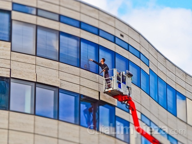 Servicio de limpieza de CRISTALES Y VENTANAS