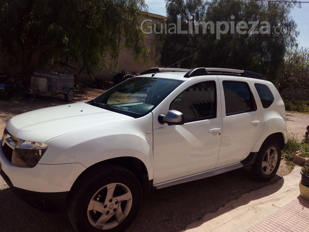 Un coche limpio y protegido contra el sol y la lluvia